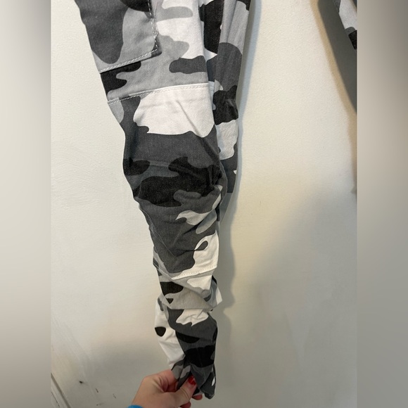 KREAMY CASUAL WHITE CAMO PANTS - Picture 1 of 10
